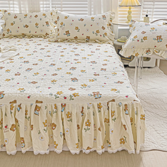 91家纺网 家纺一手货源 找家纺 罗艺轩 2024新款全棉花边床笠式夹棉床裙三件套波塞尔庄园安妮小熊