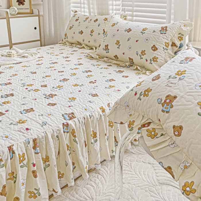 91家纺网 家纺一手货源 找家纺 罗艺轩 2024新款全棉花边床笠式夹棉床裙三件套波塞尔庄园安妮小熊