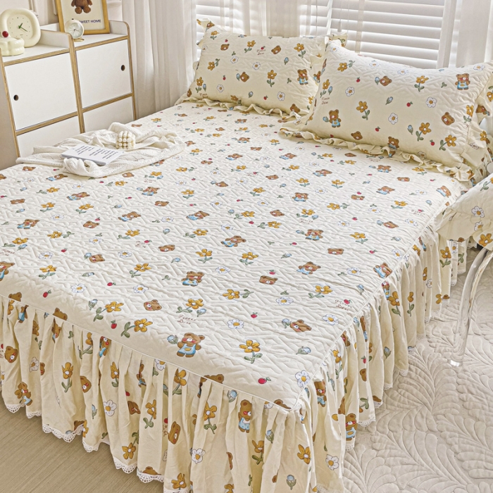 91家纺网 家纺一手货源 找家纺 罗艺轩 2024新款全棉花边床笠式夹棉床裙三件套波塞尔庄园安妮小熊