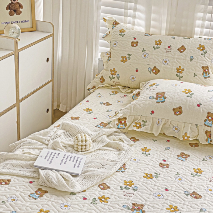 91家纺网 家纺一手货源 找家纺 罗艺轩 2024新款全棉花边床笠式夹棉床裙三件套波塞尔庄园安妮小熊