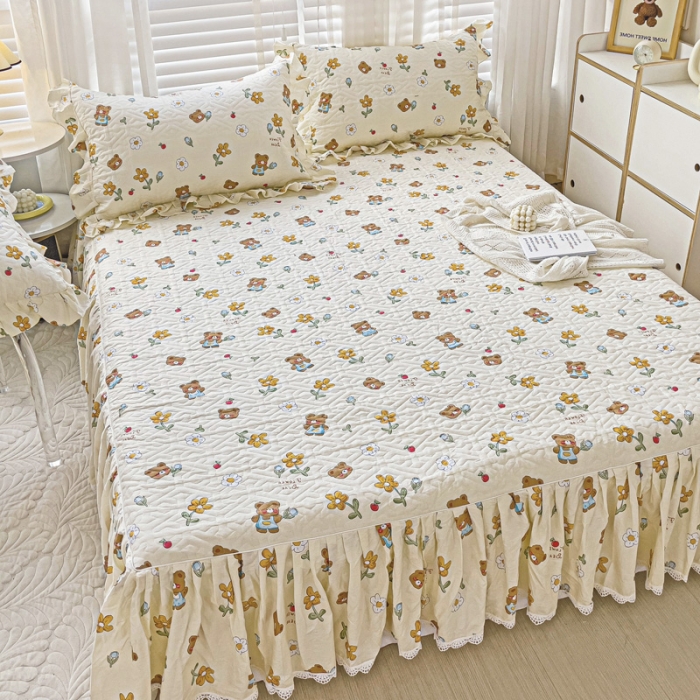 91家纺网 家纺一手货源 找家纺 罗艺轩 2024新款全棉花边床笠式夹棉床裙三件套波塞尔庄园安妮小熊