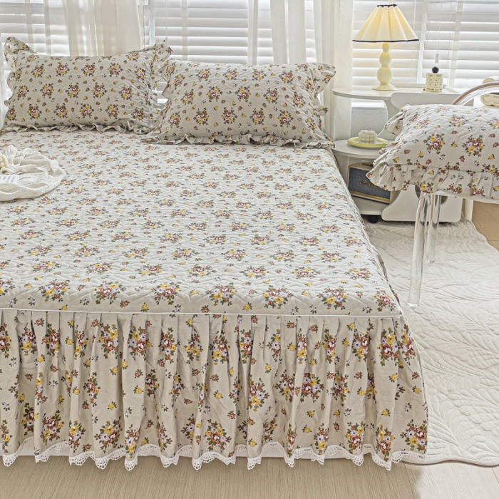 91家纺网 家纺一手货源 找家纺 罗艺轩 2024新款全棉花边床笠式夹棉床裙三件套波塞尔庄园晨沐