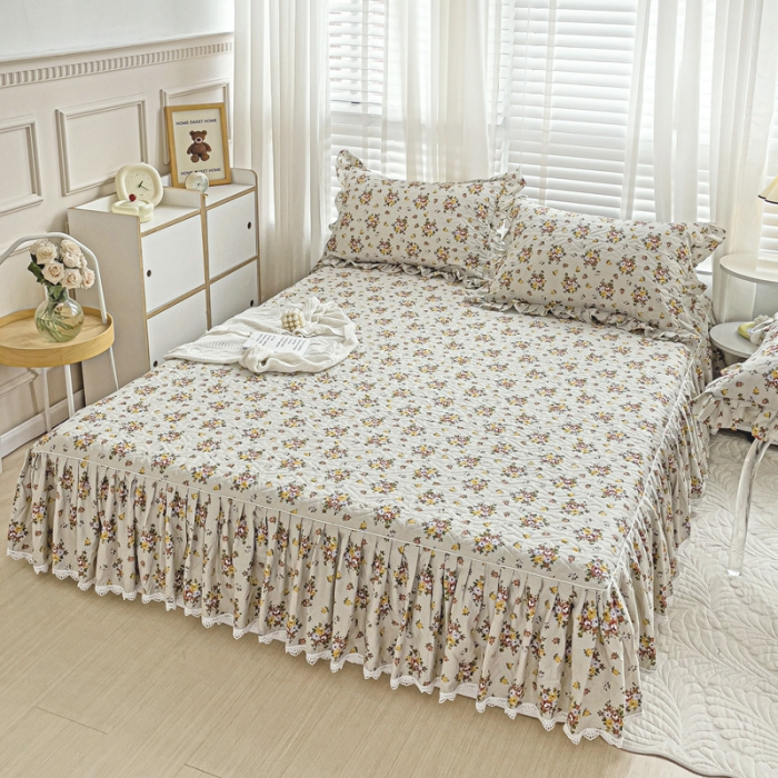 91家纺网 家纺一手货源 找家纺 罗艺轩 2024新款全棉花边床笠式夹棉床裙三件套波塞尔庄园晨沐