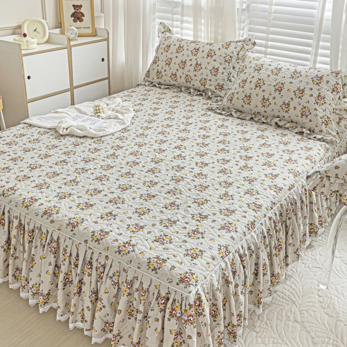 91家纺网 家纺一手货源 找家纺 罗艺轩 2024新款全棉花边床笠式夹棉床裙三件套波塞尔庄园晨沐