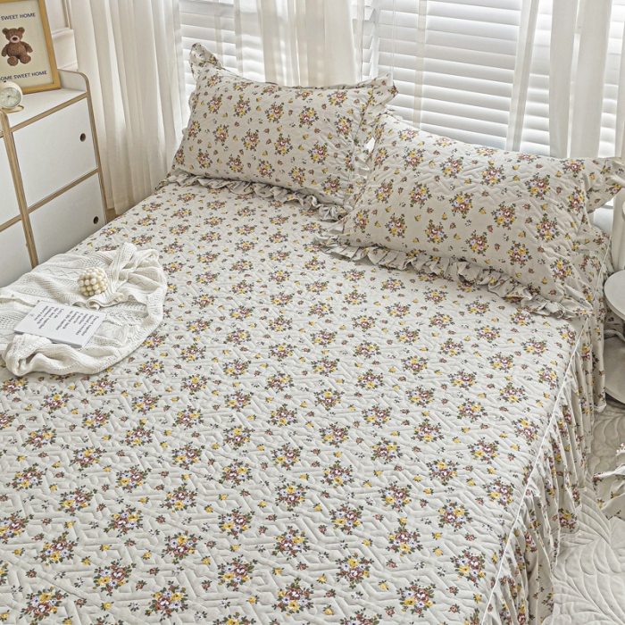 91家纺网 家纺一手货源 找家纺 罗艺轩 2024新款全棉花边床笠式夹棉床裙三件套波塞尔庄园晨沐