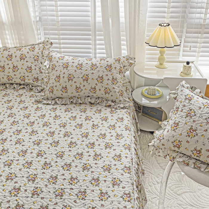 91家纺网 家纺一手货源 找家纺 罗艺轩 2024新款全棉花边床笠式夹棉床裙三件套波塞尔庄园晨沐