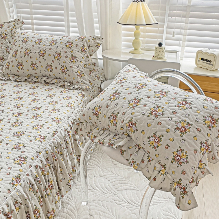 91家纺网 家纺一手货源 找家纺 罗艺轩 2024新款全棉花边床笠式夹棉床裙三件套波塞尔庄园晨沐