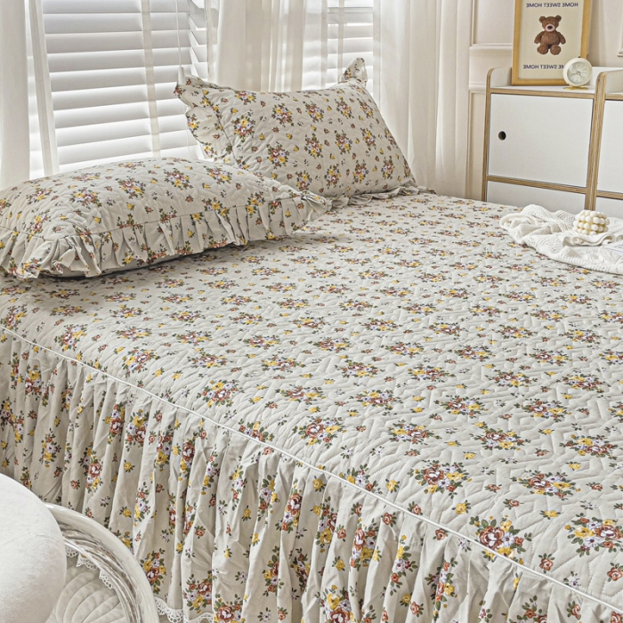 91家纺网 家纺一手货源 找家纺 罗艺轩 2024新款全棉花边床笠式夹棉床裙三件套波塞尔庄园晨沐