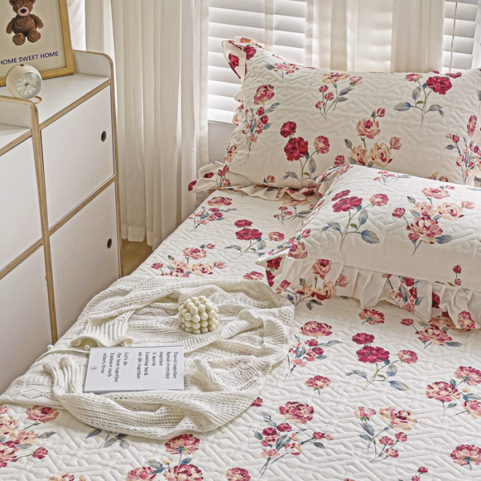 91家纺网 家纺一手货源 找家纺 罗艺轩 2024新款全棉花边床笠式夹棉床裙三件套波塞尔庄园复古花季