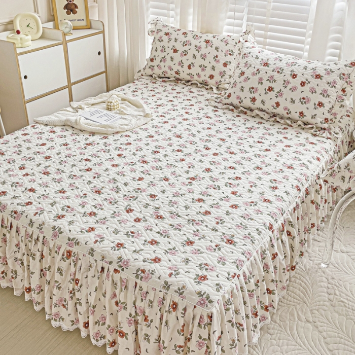 91家纺网 家纺一手货源 找家纺 罗艺轩 2024新款全棉花边床笠式夹棉床裙三件套波塞尔庄园花瓣秘境