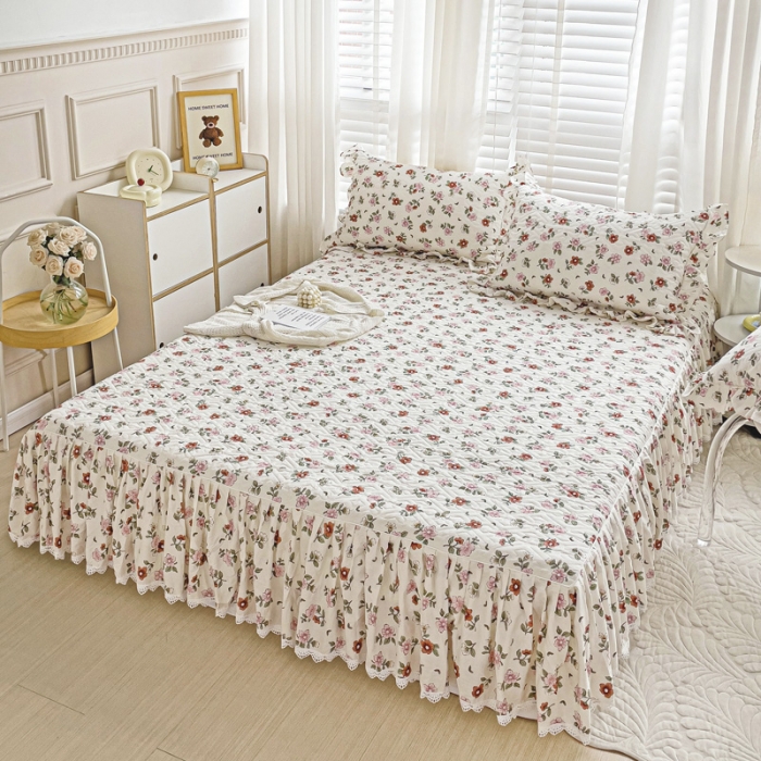 91家纺网 家纺一手货源 找家纺 罗艺轩 2024新款全棉花边床笠式夹棉床裙三件套波塞尔庄园花瓣秘境