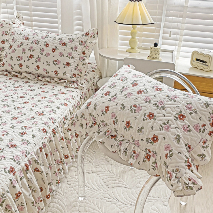 91家纺网 家纺一手货源 找家纺 罗艺轩 2024新款全棉花边床笠式夹棉床裙三件套波塞尔庄园花瓣秘境