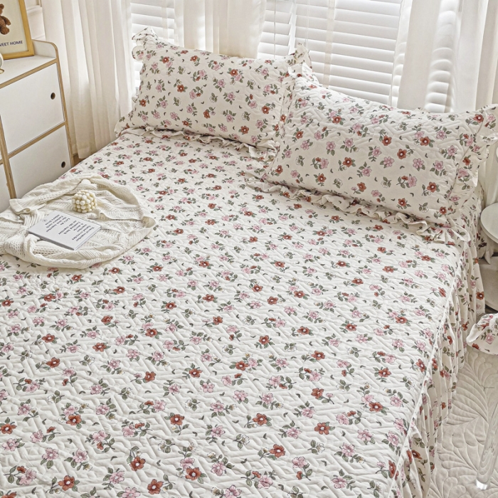 91家纺网 家纺一手货源 找家纺 罗艺轩 2024新款全棉花边床笠式夹棉床裙三件套波塞尔庄园花瓣秘境