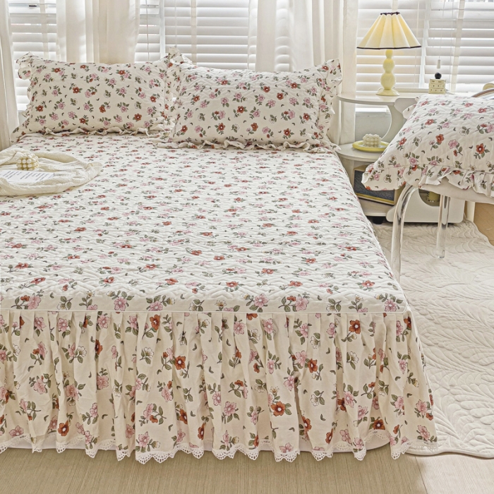 91家纺网 家纺一手货源 找家纺 罗艺轩 2024新款全棉花边床笠式夹棉床裙三件套波塞尔庄园花瓣秘境