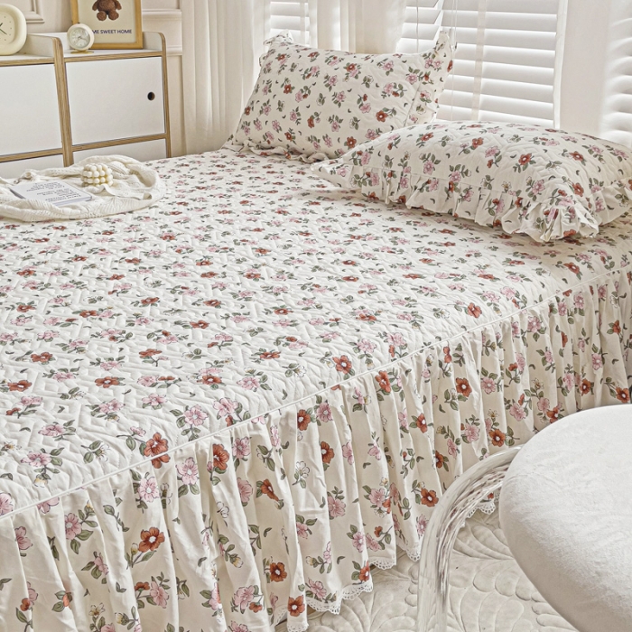 91家纺网 家纺一手货源 找家纺 罗艺轩 2024新款全棉花边床笠式夹棉床裙三件套波塞尔庄园花瓣秘境