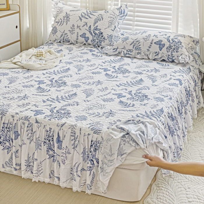 91家纺网 家纺一手货源 找家纺 罗艺轩 2024新款全棉花边床笠式夹棉床裙三件套波塞尔庄园蓝羽