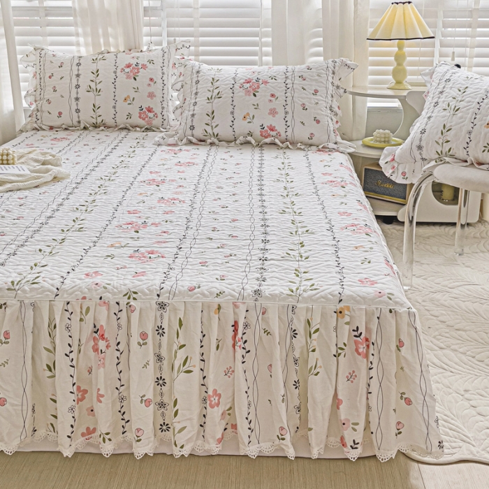 91家纺网 家纺一手货源 找家纺 罗艺轩 2024新款全棉花边床笠式夹棉床裙三件套波塞尔庄园清新雅韵