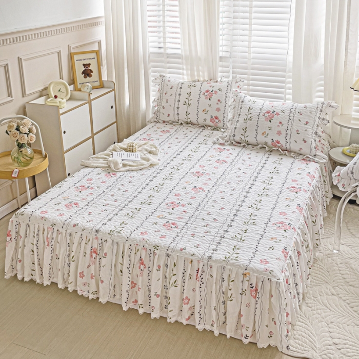 91家纺网 家纺一手货源 找家纺 罗艺轩 2024新款全棉花边床笠式夹棉床裙三件套波塞尔庄园清新雅韵