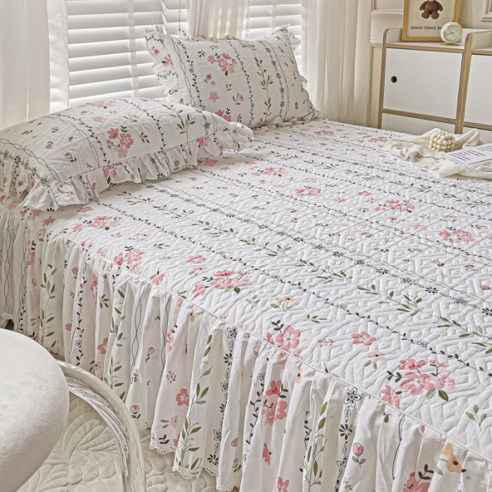 91家纺网 家纺一手货源 找家纺 罗艺轩 2024新款全棉花边床笠式夹棉床裙三件套波塞尔庄园清新雅韵