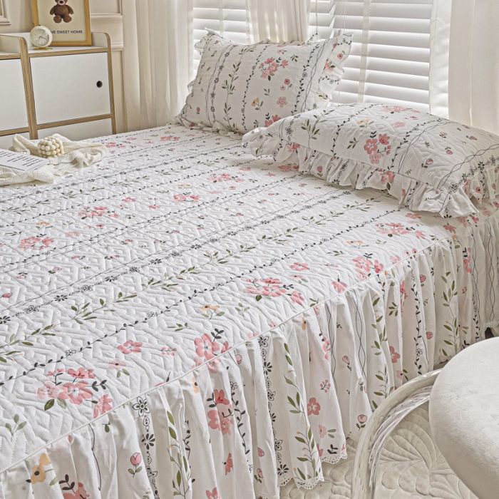 91家纺网 家纺一手货源 找家纺 罗艺轩 2024新款全棉花边床笠式夹棉床裙三件套波塞尔庄园清新雅韵