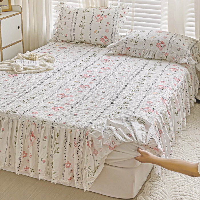 91家纺网 家纺一手货源 找家纺 罗艺轩 2024新款全棉花边床笠式夹棉床裙三件套波塞尔庄园清新雅韵