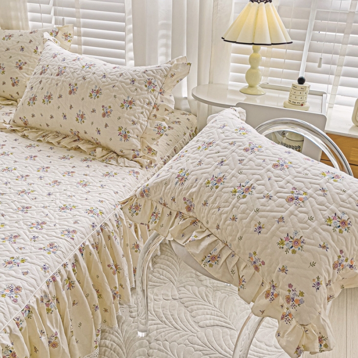 91家纺网 家纺一手货源 找家纺 罗艺轩 2024新款全棉花边床笠式夹棉床裙三件套波塞尔庄园清韵幽香