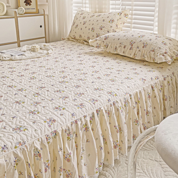 91家纺网 家纺一手货源 找家纺 罗艺轩 2024新款全棉花边床笠式夹棉床裙三件套波塞尔庄园清韵幽香