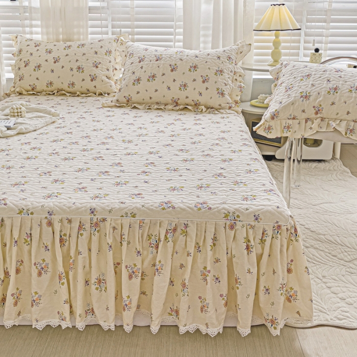 91家纺网 家纺一手货源 找家纺 罗艺轩 2024新款全棉花边床笠式夹棉床裙三件套波塞尔庄园清韵幽香