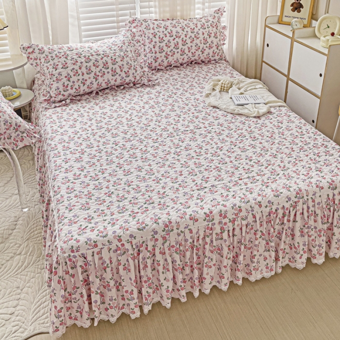 91家纺网 家纺一手货源 找家纺 罗艺轩 2024新款全棉花边床笠式夹棉床裙三件套波塞尔庄园摇曳花开