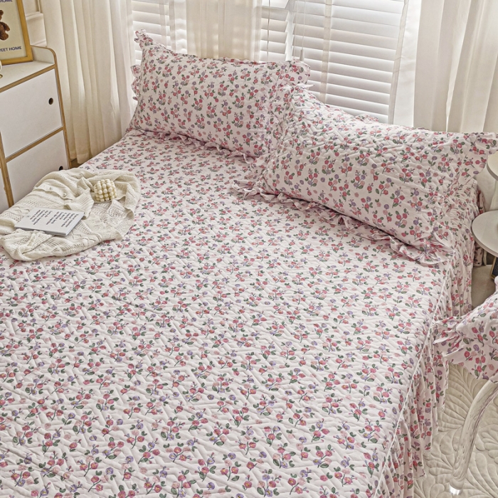 91家纺网 家纺一手货源 找家纺 罗艺轩 2024新款全棉花边床笠式夹棉床裙三件套波塞尔庄园摇曳花开