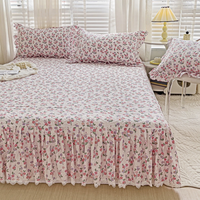 91家纺网 家纺一手货源 找家纺 罗艺轩 2024新款全棉花边床笠式夹棉床裙三件套波塞尔庄园摇曳花开