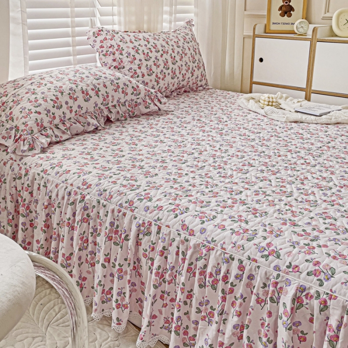 91家纺网 家纺一手货源 找家纺 罗艺轩 2024新款全棉花边床笠式夹棉床裙三件套波塞尔庄园摇曳花开