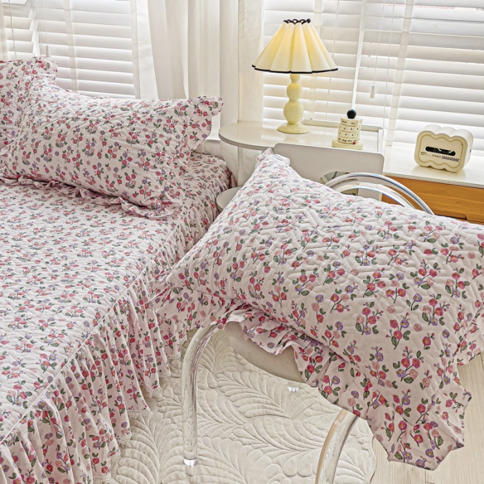 91家纺网 家纺一手货源 找家纺 罗艺轩 2024新款全棉花边床笠式夹棉床裙三件套波塞尔庄园摇曳花开