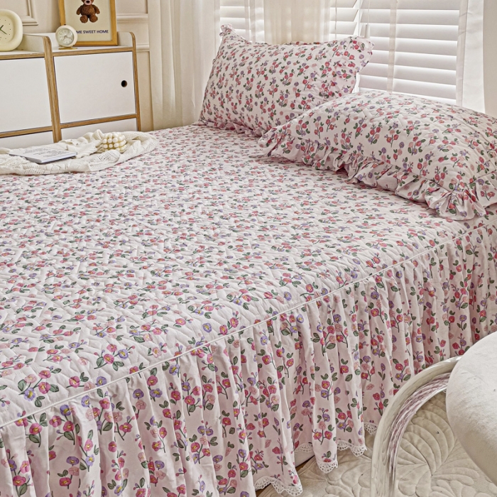 91家纺网 家纺一手货源 找家纺 罗艺轩 2024新款全棉花边床笠式夹棉床裙三件套波塞尔庄园摇曳花开