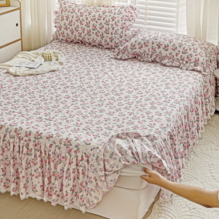 91家纺网 家纺一手货源 找家纺 罗艺轩 2024新款全棉花边床笠式夹棉床裙三件套波塞尔庄园摇曳花开