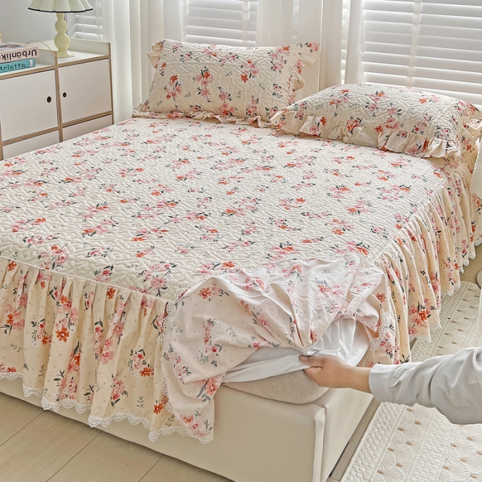 91家纺网 家纺一手货源 找家纺 罗艺轩 2024新款全棉花边床笠式夹棉床裙三件套波赛尔庄园-小时光