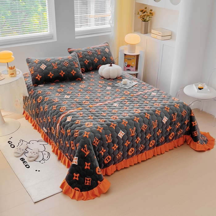 91家纺网 家纺一手货源 找家纺 情煊 2023新款牛奶绒印花床盖 大牌风范