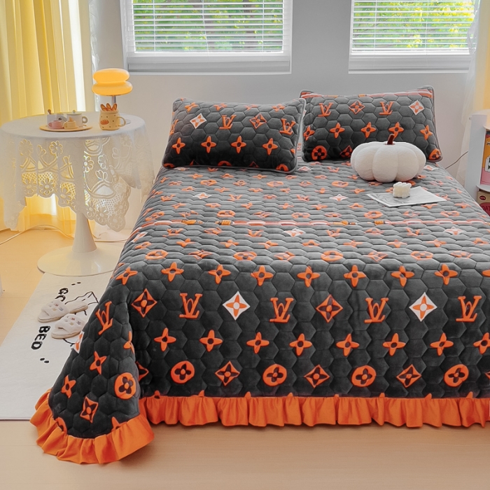 91家纺网 家纺一手货源 找家纺 情煊 2023新款牛奶绒印花床盖 大牌风范