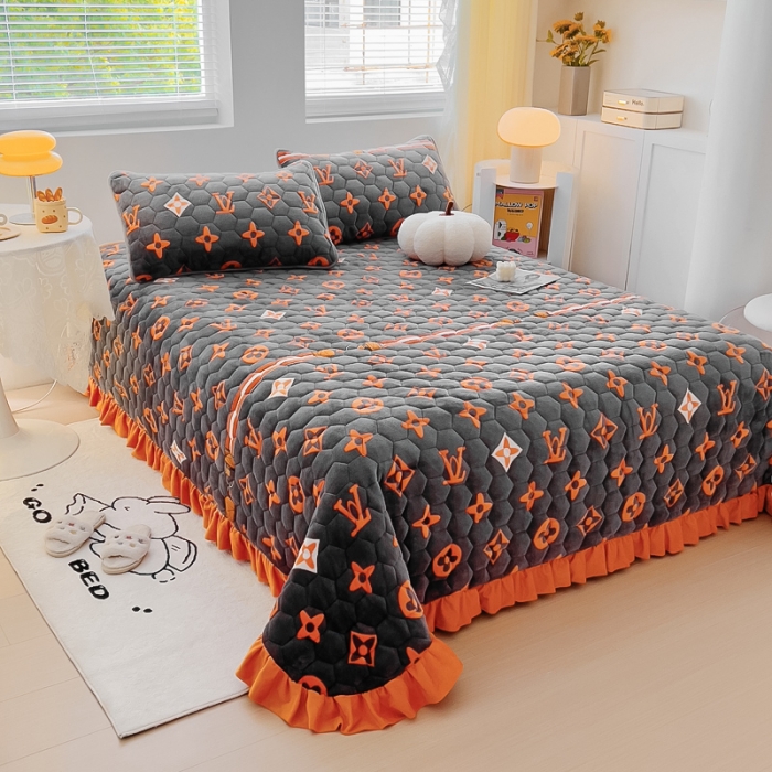 91家纺网 家纺一手货源 找家纺 情煊 2023新款牛奶绒印花床盖 大牌风范