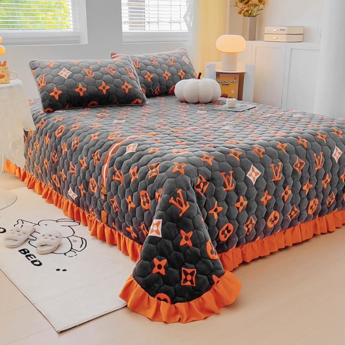 91家纺网 家纺一手货源 找家纺 情煊 2023新款牛奶绒印花床盖 大牌风范