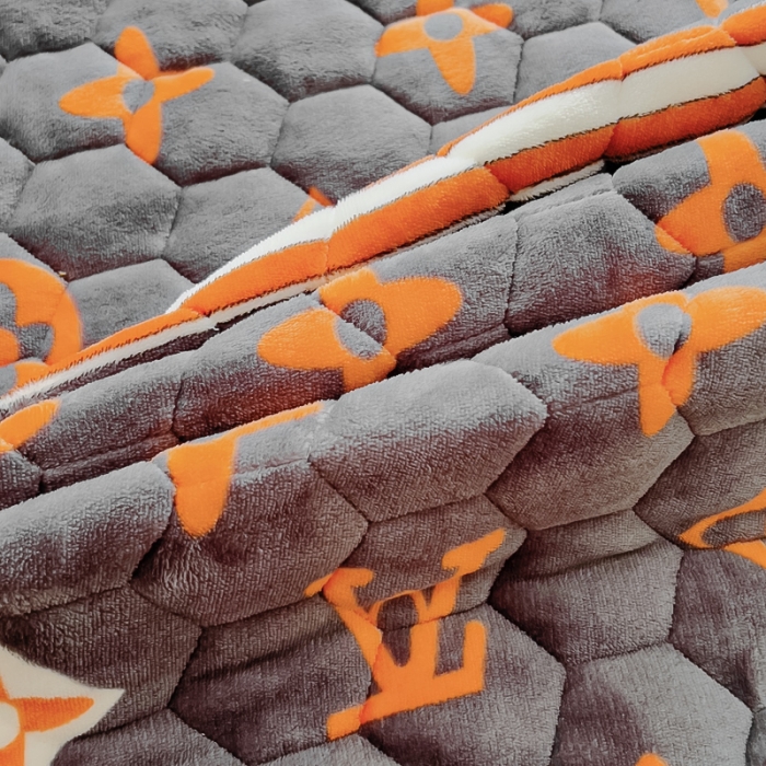 91家纺网 家纺一手货源 找家纺 情煊 2023新款牛奶绒印花床盖 大牌风范