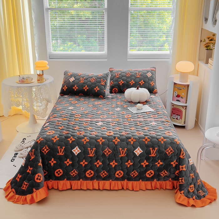 91家纺网 家纺一手货源 找家纺 情煊 2023新款牛奶绒印花床盖 大牌风范