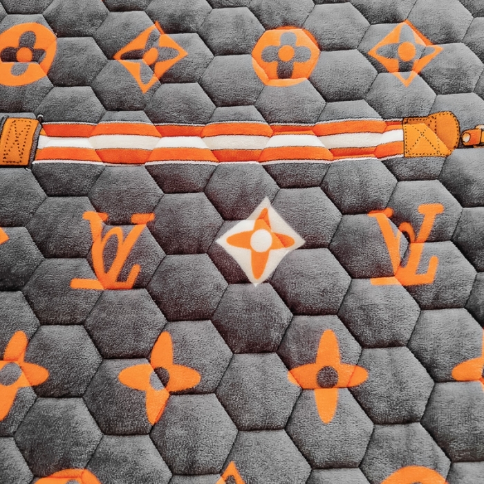 91家纺网 家纺一手货源 找家纺 情煊 2023新款牛奶绒印花床盖 大牌风范