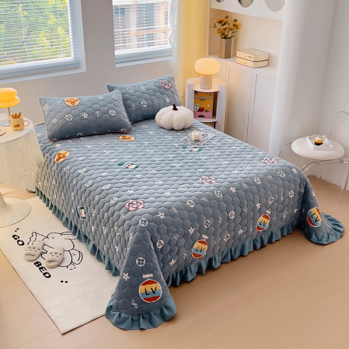 91家纺网 家纺一手货源 找家纺 情煊 2023新款牛奶绒印花床盖 都市生活