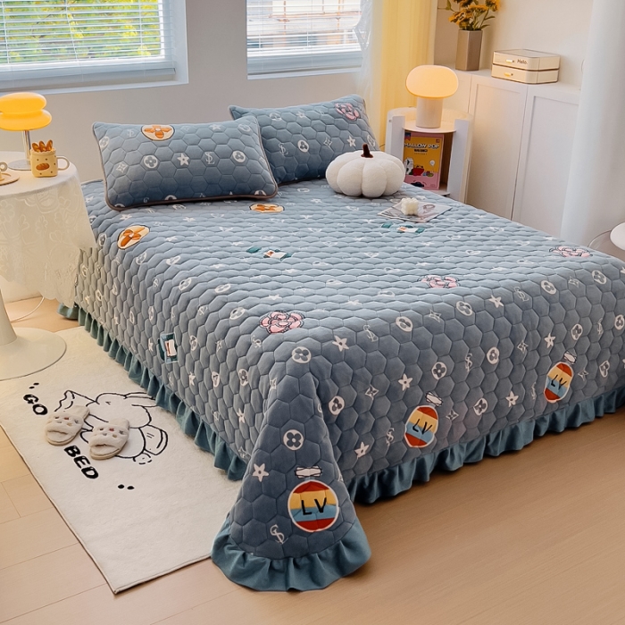 91家纺网 家纺一手货源 找家纺 情煊 2023新款牛奶绒印花床盖 都市生活