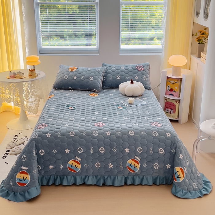 91家纺网 家纺一手货源 找家纺 情煊 2023新款牛奶绒印花床盖 都市生活