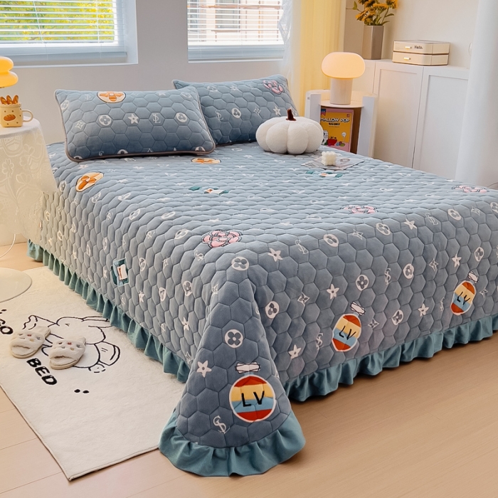 91家纺网 家纺一手货源 找家纺 情煊 2023新款牛奶绒印花床盖 都市生活