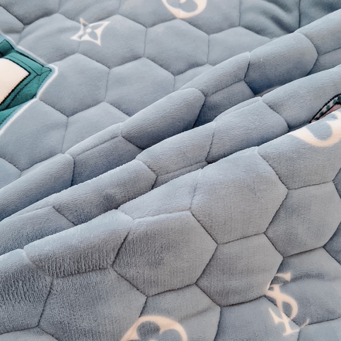 91家纺网 家纺一手货源 找家纺 情煊 2023新款牛奶绒印花床盖 都市生活