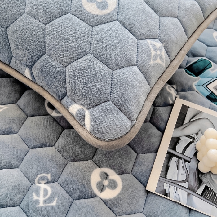 91家纺网 家纺一手货源 找家纺 情煊 2023新款牛奶绒印花床盖 都市生活