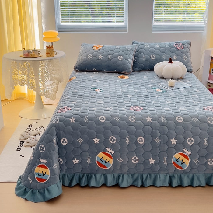 91家纺网 家纺一手货源 找家纺 情煊 2023新款牛奶绒印花床盖 都市生活